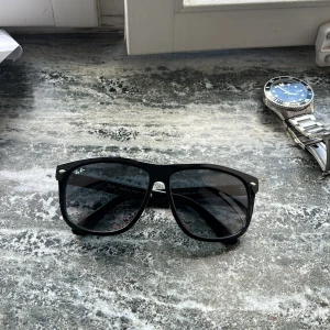 Rayban boyfriend - Snygga svarta solglasögon från Rayban knappt använd väldigt bra skick 