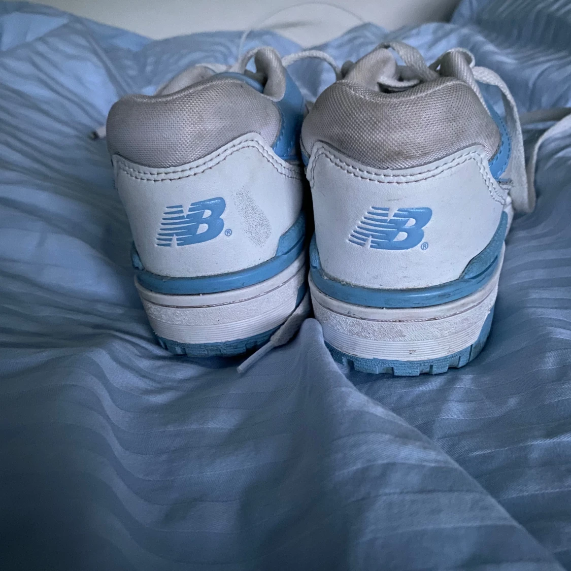 New Balance 550 sneakers i vitt och ljusblått - 1