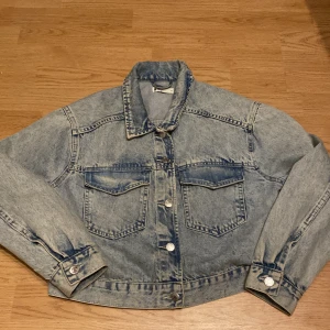 Ljusblå jeansjacka från g perfect jeans - Säljer en klassisk ljusblå jeansjacka från g perfect jeans i storlek M. Jackan har två stora bröstfickor med lock och knappar framtill samt vid ärmsluten. Perfekt för en avslappnad och trendig look.