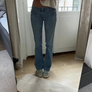 Blå bootcut jeans från Aeropostale - Säljer ett par klassiska blå bootcut jeans från Aeropostale. Storlek 34. Sitter snyggt och är i fint skick. Jag är 169 cm lång, och på bilderna är mitt innerbensmått ca 82,5 cm och midjemått (platt mätt på mig) ca 31 cm.