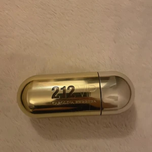 212 VIP parfym från Carolina Herrera - Säljer en 212 VIP parfym från Carolina Herrera. 80ml  mer än 90% kvar har använt fåtal gånger. original pris är 866kr