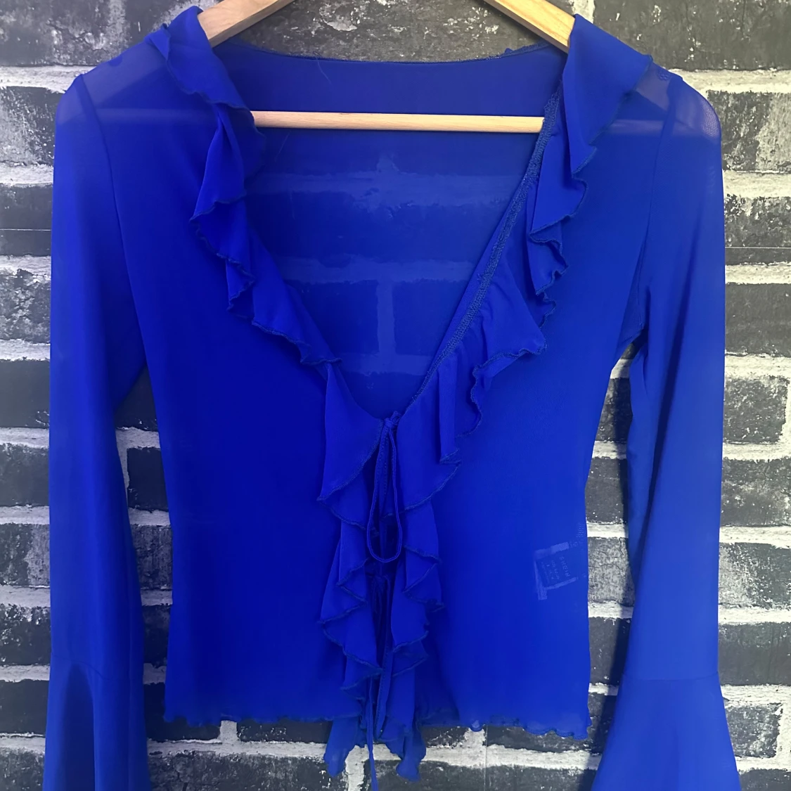 Kornblå volangblus med knyt - 1