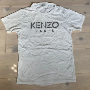 T-shirt från Kenzo Paris - Säljer klassisk vit T-shirt från Kenzo Paris. Av bra kvalité, inte särskilt använd. Sitter som en S.
