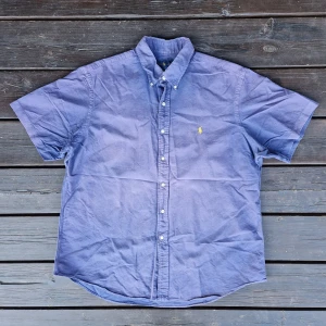 Ralph lauren skjorta Large - 📊 Färg: Marinblå  📏 Storlek: Large (L)  📐 Mått: Längd - 81cm Axelbredd - 50cm  ♻️ En långärmad marinblå Ralph lauren skjorta i storlek L. Det står att den är I XL men den är mer som L. Väldigt bra skick, inga fläckar, hål eller defekter! Perfekt nu när det börjar bli varmare och sommaren kommer!☺️  👕 Material: 100% Bomull  #mensfashion #mensstyle #ralphlauren #classicstyle #buttondown #shirt #fashion #Vintage #Ralphlaurenskjorta