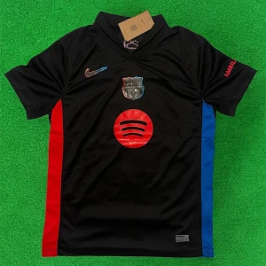 FC Barcelona svart fotbollströja - Säljer en svart FC Barcelona matchtröja från Nike med röd och blå detalj på sidorna. Tröjan har klubbmärke och sponsorlogga på bröstet samt UNHCR-tryck på ryggen. Kortärmad modell med modern passform.