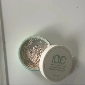 LAC Oil Control Makeup Powder - Transparant löspuder från LAC i en mintgrön burk. Perfekt för att matta ner huden och kontrollera olja under dagen. Innehåller 6g puder med en lätt och silkeslen formula som smälter in fint på huden.