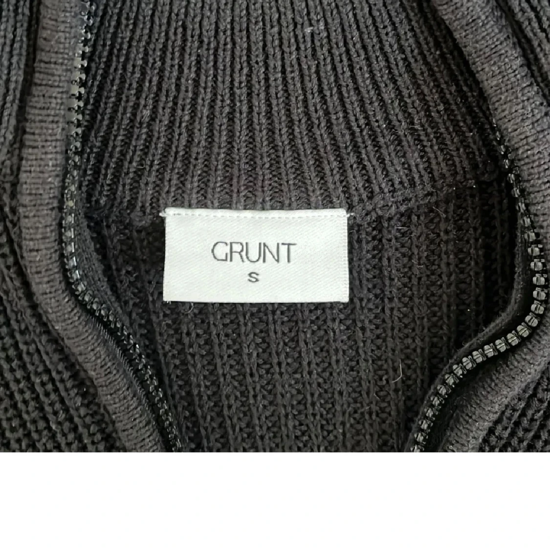 Svart stickad tröja med krage från Grunt - 1