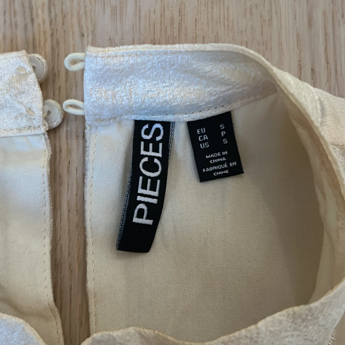 Krämvit blus med puffärmar från PIECES - 2