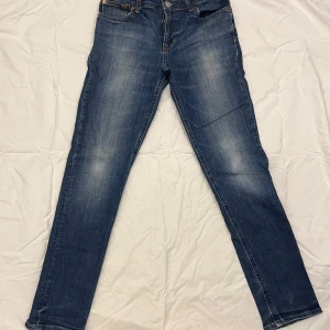 Blå jeans från Polo Ralph Lauren - Klassiska blå jeans från Polo Ralph Lauren med raka ben och femficksmodell. Jeansen har en snygg tvätt med lätt slitning framtill och bak. Gjorda i bomull med lite stretch. Modell Skinny. Storlek 18 i Ralph Laurens ungdomsstorlek.