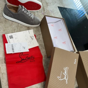 Grå sneakers från Christian Louboutin - Tjena, säljer ett par loubs som är precis som nya, har enbarts testats. Kvitto och box följer med!