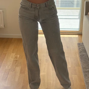 Raka jeans - Gråa raka jeans från Gina i storlek 36, knappt använda. Jag är 166 💛