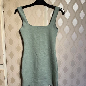 Ljusgrön  kortklänning - En jättefin ljusgrön kort klänning som sitter thight💚 har varit min favorit klänning superlänge men tyvärr har den blivit för liten för mig nu