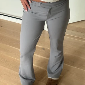 Lågmidjade gråa kostymbyxor  - Superskönt material, använda några få gånger🩵