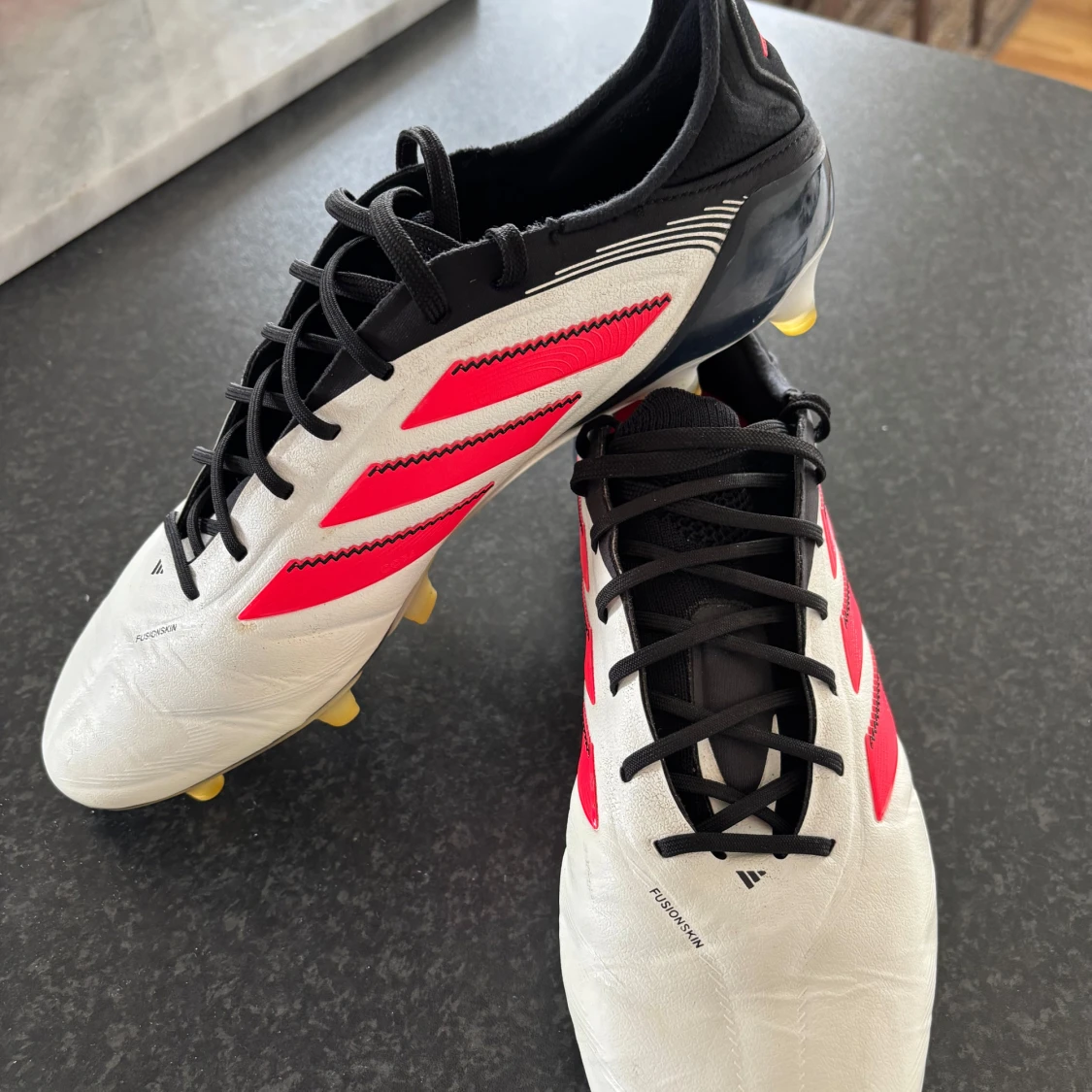 Adidas Copa fotbollsskor i vitt och rött