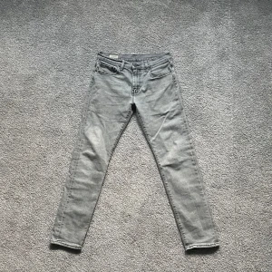 Grå jeans från Levi's Slim/Straight - Tjena! Säljer ett par snygga Levis jeans i riktigt bra skick. De är 502:or men sitter som 512. Nypris 1200kr. Slå till!