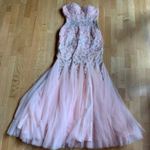 Balklänning  - Rosa balklänning endast använd en gång. Inga defekter. Köptes i en balklänningsbutik.