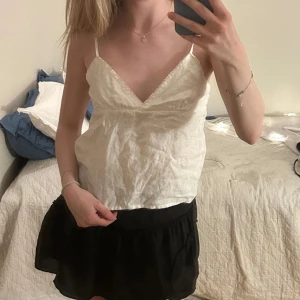 Vit linnematerialtopp från Brandy Melville  - Vitt linne i linnetyg från Brandy Melville, oanvänd, blir finare när man stryker. 60kr Knytning i ryggen