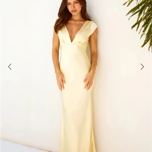 Gul balklänning satin - Superfin gul populär balklänning från Hello Molly!💕Postar inom 24 timmar! Oanvänd, endast provad vid ett tillfälle. Slutsåld på hemsidan. Storlek S. Skriv gärna om du önskar ytterligare information. 