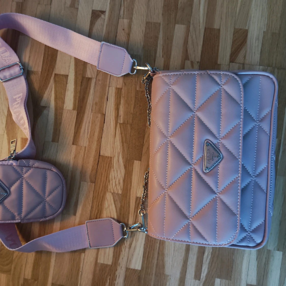 Rosa quiltad axelväska 