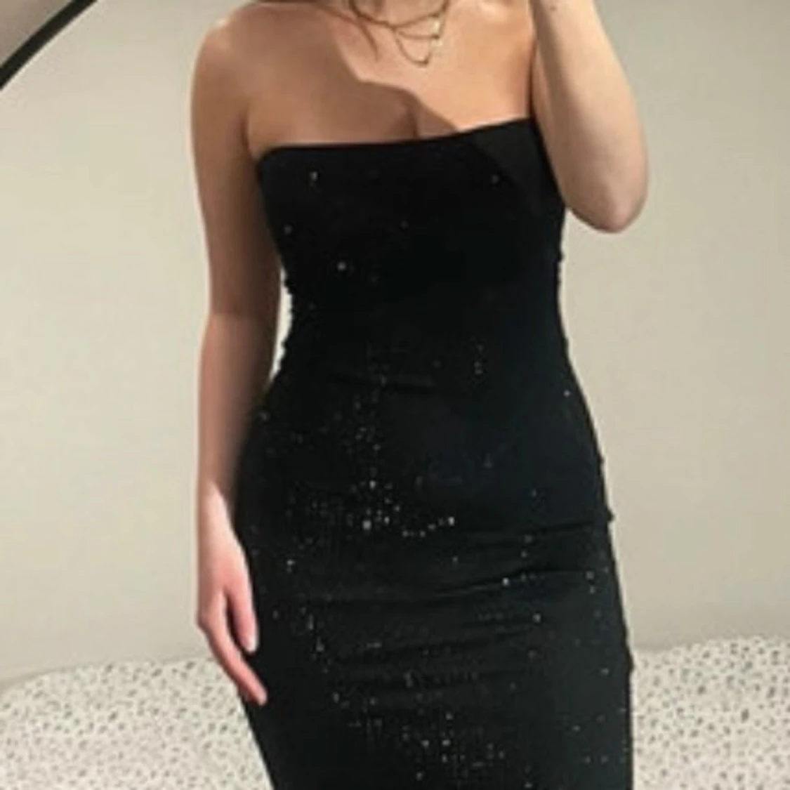 Svart glittrig axelbandslös klänning från Amisu - 1