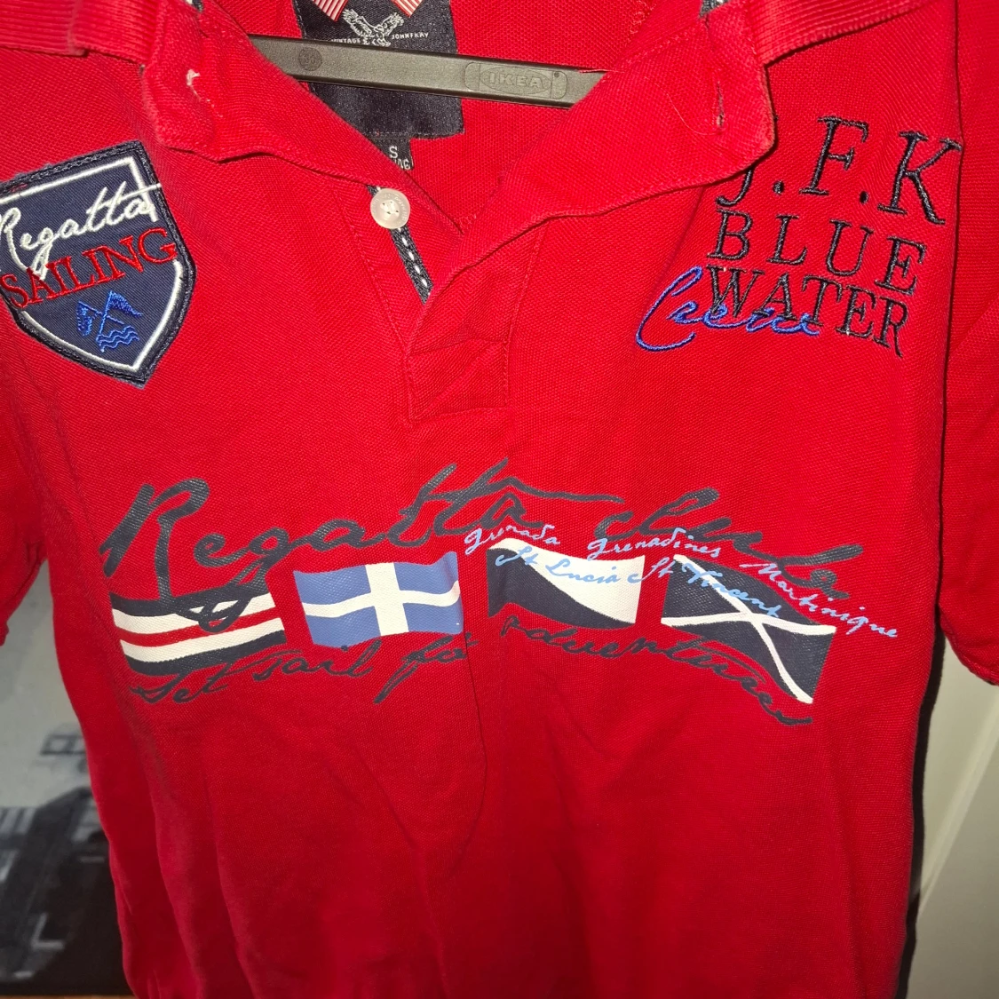 Röd pikétröja från J.F.K med tryck - 3