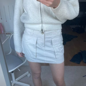 Beige cargo kjol  - Säljer denna beiga minikjolen, aldrig använd. Ursprungliga priset är 150.