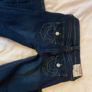 True religion lågmidjade jeans - Lågmidjade true religion jeans i stilen "Joey". Byxorna är även flared. Inga märkbara defekter ☺️