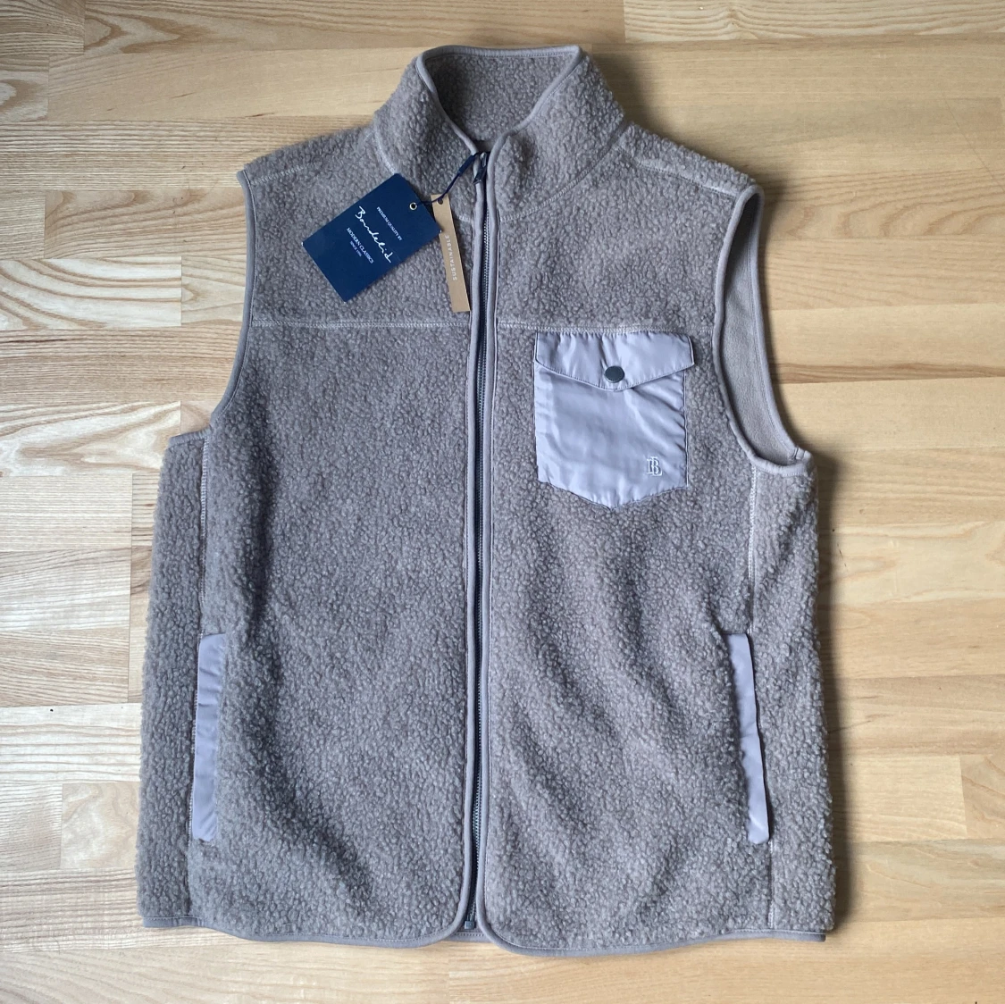 Beige fleeceväst med bröstficka