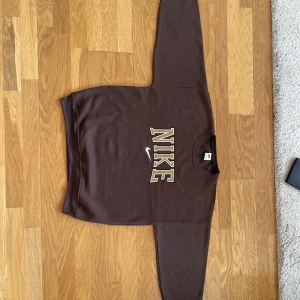 Vintage Nike Sweatshirt  - Brun Nike sweatshirt med vintage stil.
