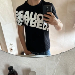 Dsquared2 T-shirt - Tjenare, säljer en väldigt exklusiv och efterfrågat Dsquared2 t-shirt. Storlek: M och passform Slim fit. Skick 10/10 Helt ny. Vid frågor eller sådant är det bara att skriva! 🙌