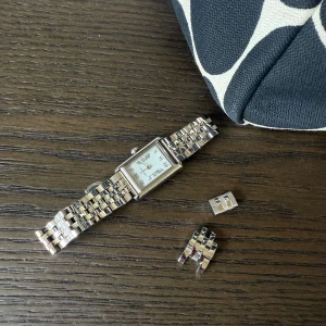 Mockberg klocka - Stilren klocka från mockberg. Klockan har klassisk design och kommer med extra länkar för justering av storlek. Använd enstaka gånger