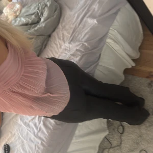 Svarta skinnbyxor med bootcut - Snygga svarta skinnbyxor med bootcut💕💕 från only!!