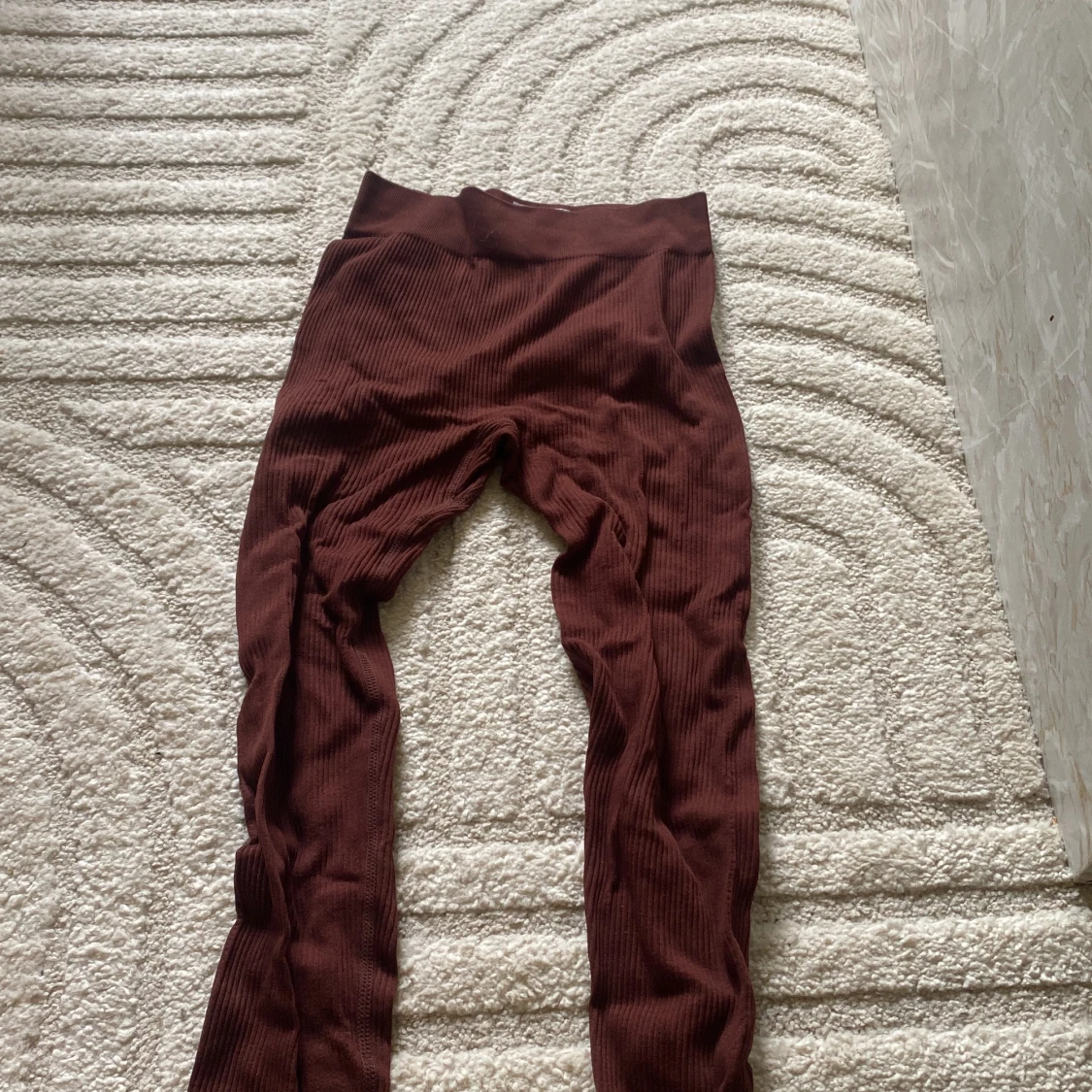 Bruna ribbade leggings från PrettyLittleThing