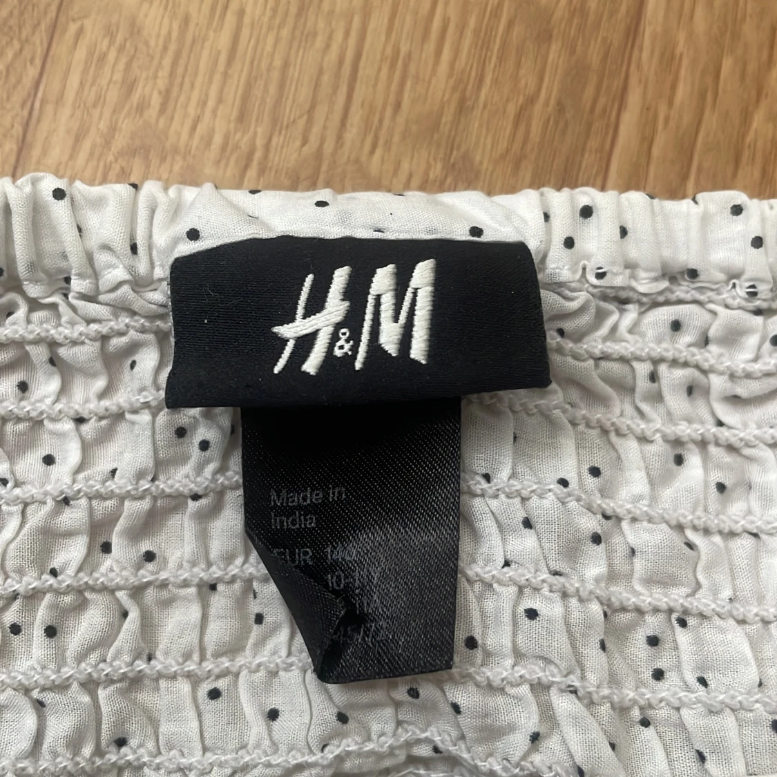 Vit och svart prickig linnetopp från H&M - 2