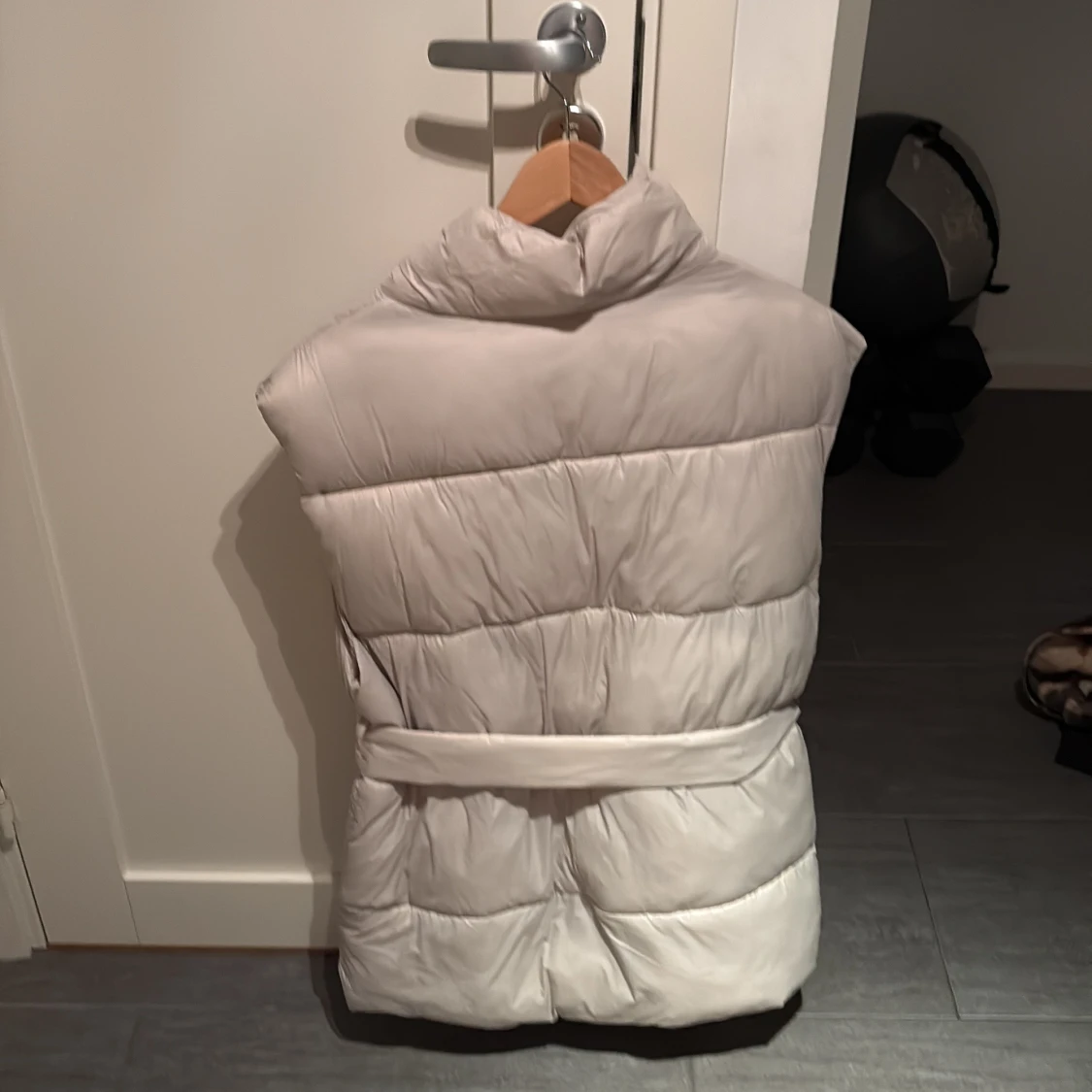 Ljusbeige dunväst med bälte från H&M XS - 1