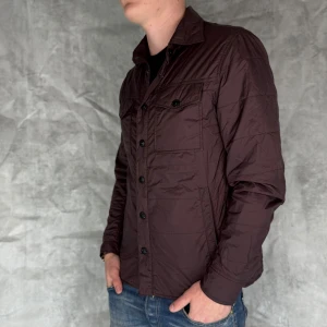 Oscar Jacobson Overshirt - Oscar Jacobson Overshirt - Pris: 699kr - Modell: Overshirt - Bra skick utan defekter - Storlek: S - Original för packning tillkommer inte 
