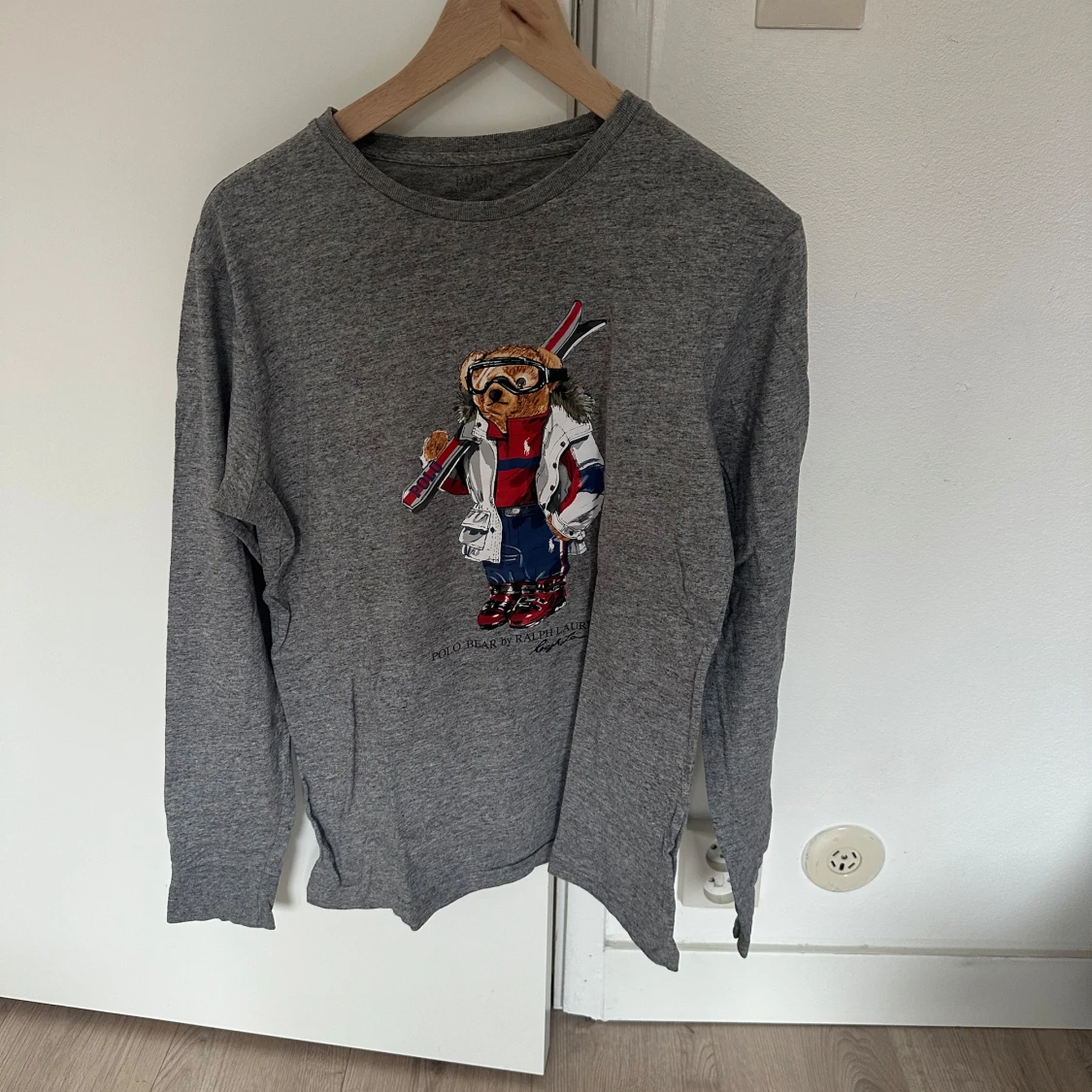 Grå långärmad tröja med björntryck från Polo Ralph Lauren