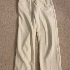 Vita mjukisbyxor från Gina Tricot - Gina Tricot mjukisbyxor storlek S. Säljer dem eftersom jag inte gillade hur dem satt på mig.