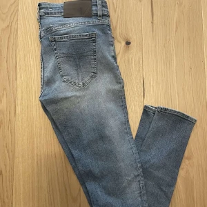 Tiger of sweden jeans 29/32 - Fina tiger of sweden jeans i storlek 29/32. Dem är i bra skick och vi säljer dem för bara 299kr!!🙌🏼