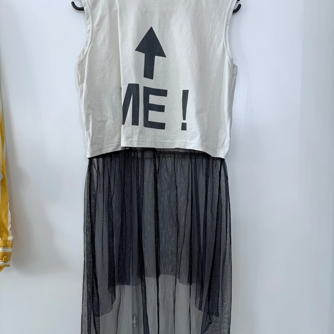 Vit och svart klänning med tryck och transparent kjol