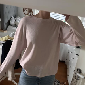 Ljusrosa långärmad tröja - Säljer en enkel och stilren ljusrosa långärmad tröja med rund halsringning. Perfekt till jeans eller kjol för en avslappnad look. Mjuk och skön att bära.