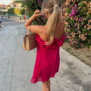 Rosa offshoulder klänning med volang Zara trendig volang  - Så himla fin! Trendig populär. Eftertraktad därav priset! 😍