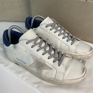 Golden Goose Skor - Tja, säljer dessa Golden Goose Skor i 9/10 skick, nypris ca 5000kr säljer för endast 2299kr, använd i 2 månader, du får med dustbag, priset är ej fast i sten, vid frågor eller funderingar skicka Pm 📩// HamWear