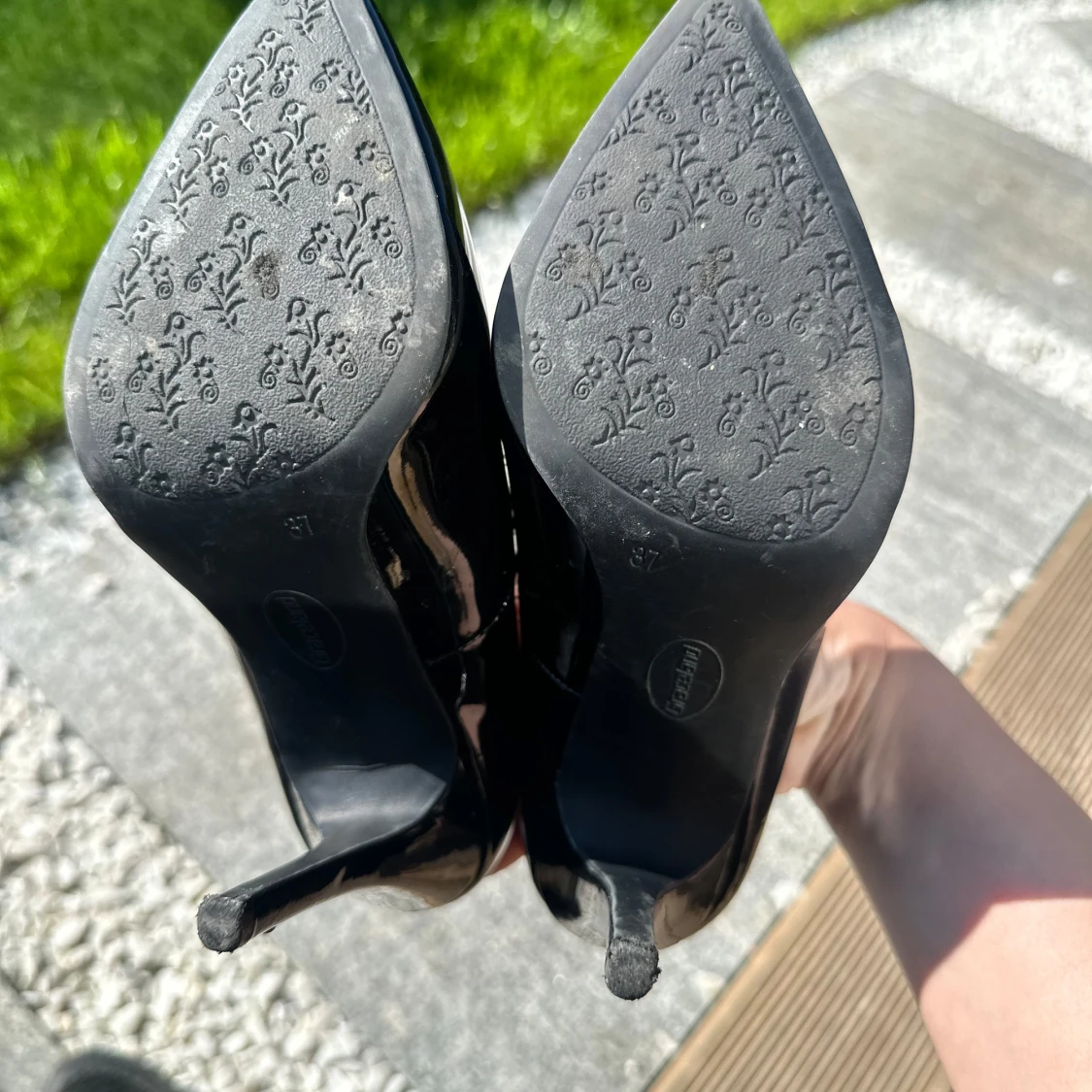 Svarta lackade pumps  - 3