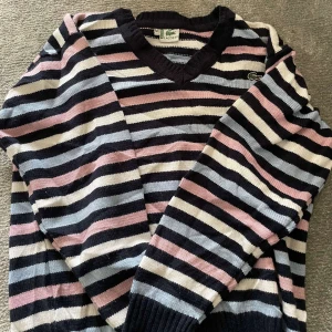 Randig stickad tröja från Lacoste - En tröja som passar perfekt om du vill va coolast på stan eller golfbanan! Skick: 9/10 Pris: 399