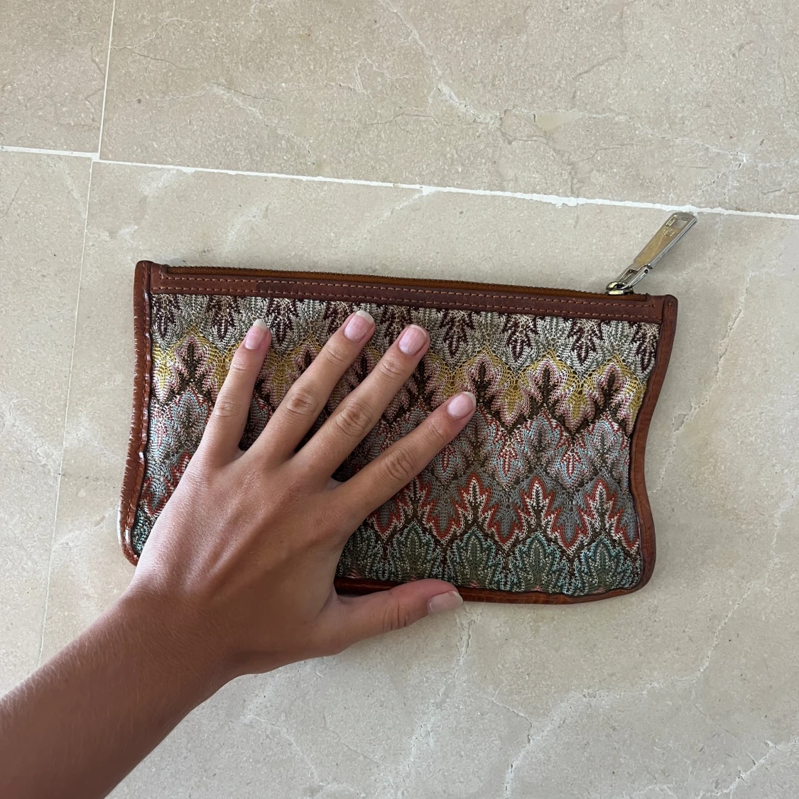 Mönstrad kuvertväska med bruna detaljer - 3