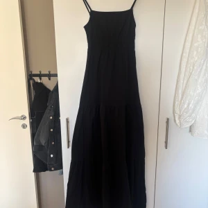 Svart långklänning  - Svart långklänning med smala axelband. Från Gina tricot. Sommarklänning i superfint skick!