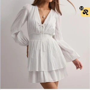 Vit klänning  - Säljer denna vita klänning från Nelly. Passar perfekt nu till student eller liknande. Enbart använd 1 gång. Nypris 500🥰