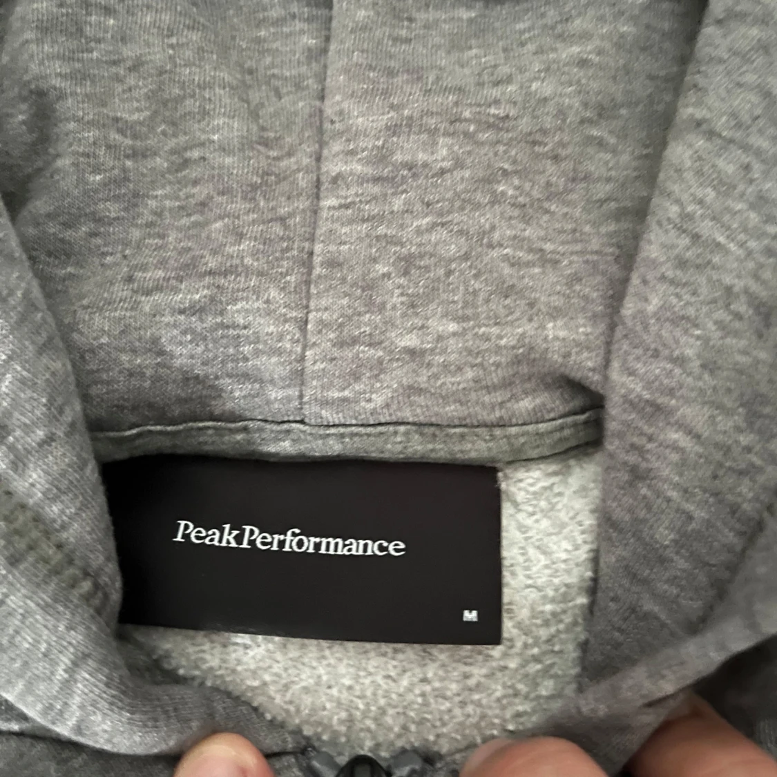 Grå zip hoodie från Peak Performance - 2