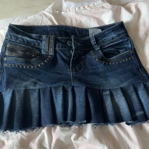 Jeanskjol - Säljer min fina jeans kjol! Den är i storlek S/36, fint skick💕Pris kan diskuteras